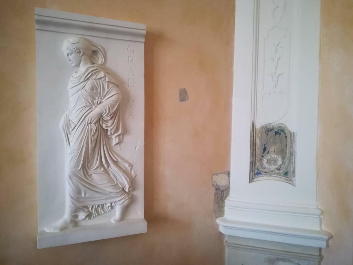 Boutique Apartment Urbino Bagian luar foto